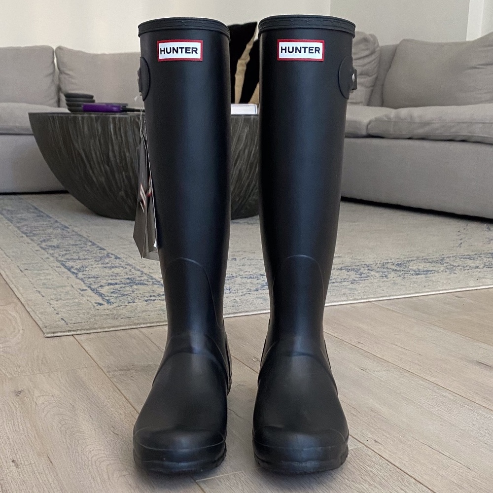 Women's Hunter Tall Rain Boots + Leopard Boot Socks in **perfect condition**